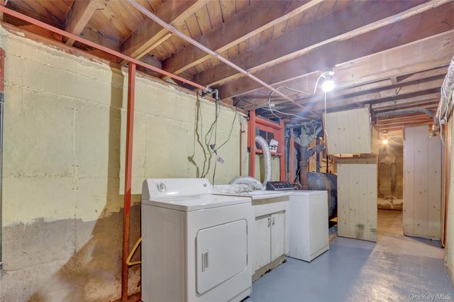 81-25 258th Street, Floral Park, NY 11004