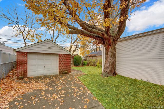 81-25 258th Street, Floral Park, NY 11004