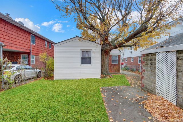 81-25 258th Street, Floral Park, NY 11004