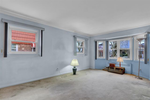 81-25 258th Street, Floral Park, NY 11004