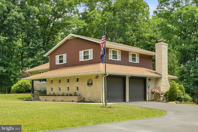 28 PINE HEIGHTS DR, Pine Grove, PA 17963
