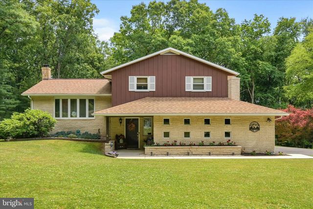 28 PINE HEIGHTS DR, Pine Grove, PA 17963