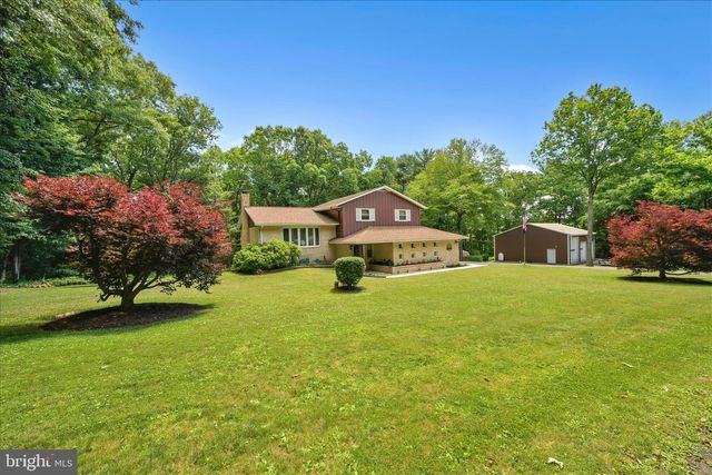28 PINE HEIGHTS DR, Pine Grove, PA 17963
