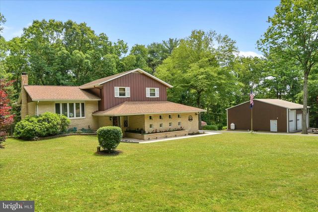 28 PINE HEIGHTS DR, Pine Grove, PA 17963