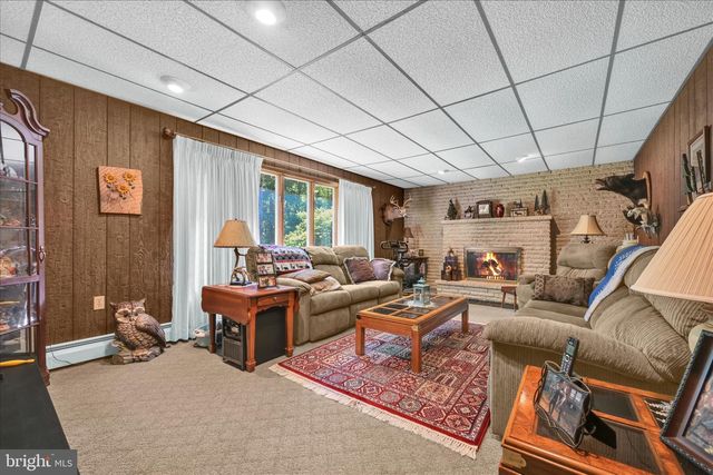 28 PINE HEIGHTS DR, Pine Grove, PA 17963