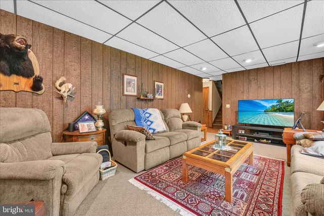28 PINE HEIGHTS DR, Pine Grove, PA 17963
