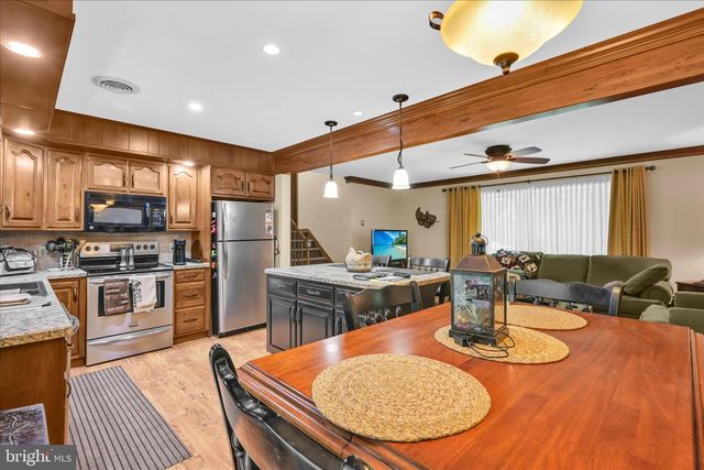 28 PINE HEIGHTS DR, Pine Grove, PA 17963