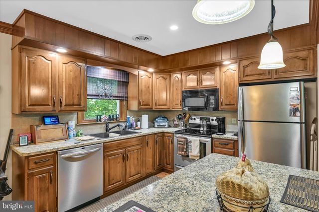 28 PINE HEIGHTS DR, Pine Grove, PA 17963