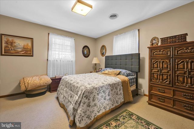 28 PINE HEIGHTS DR, Pine Grove, PA 17963