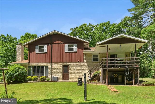 28 PINE HEIGHTS DR, Pine Grove, PA 17963