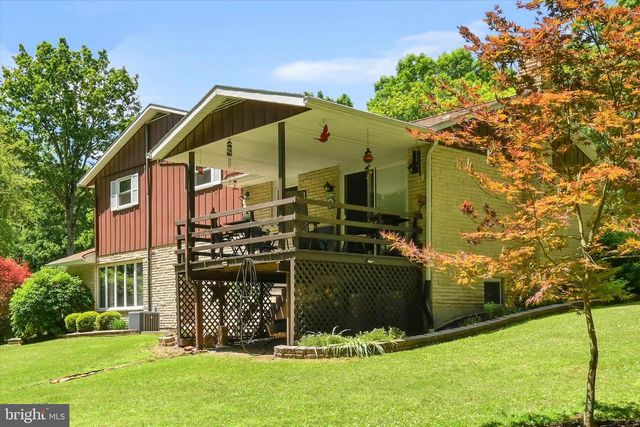 28 PINE HEIGHTS DR, Pine Grove, PA 17963