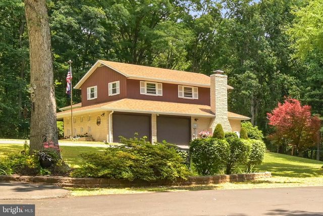 28 PINE HEIGHTS DR, Pine Grove, PA 17963