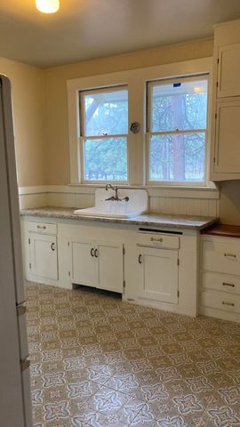 41008 Old School Road, Fall River Mills, CA 96028