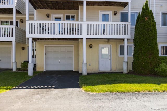 202 Crystal Hill Lane, Poughkeepsie, NY 12603