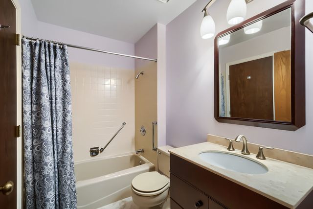202 Stone Manor Circle, Batavia, IL 60510