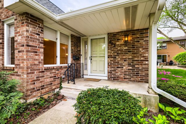 202 Stone Manor Circle, Batavia, IL 60510