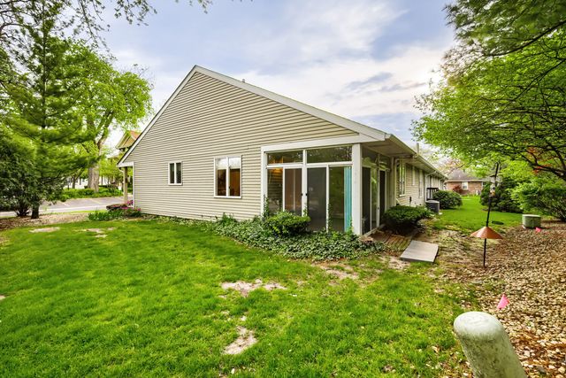 202 Stone Manor Circle, Batavia, IL 60510