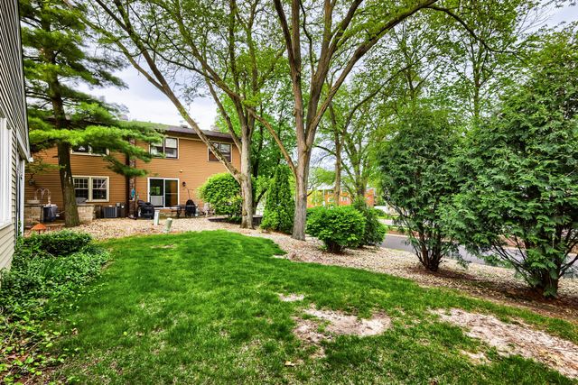 202 Stone Manor Circle, Batavia, IL 60510