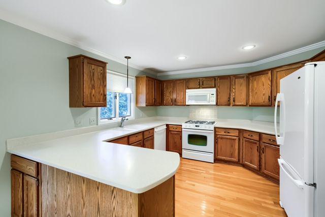 202 Stone Manor Circle, Batavia, IL 60510