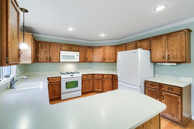 202 Stone Manor Circle, Batavia, IL 60510