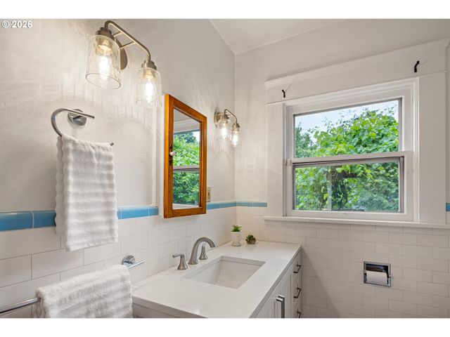 775 W 11th Ave, Eugene, OR 97402