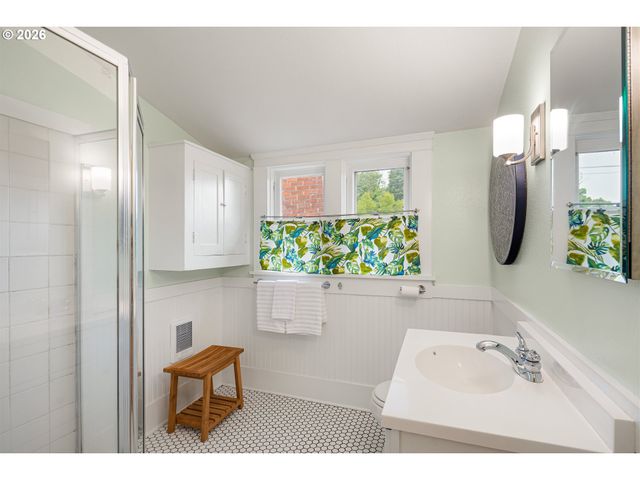 775 W 11th Ave, Eugene, OR 97402