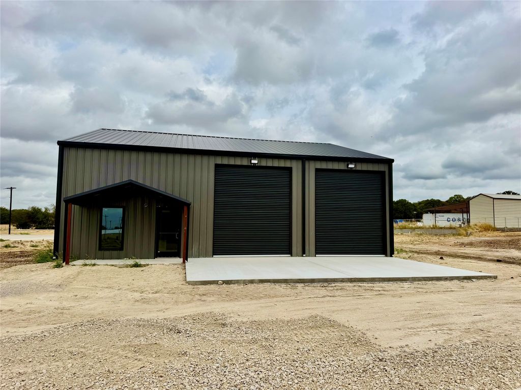 1016 Building 300 Industrial Court, Weatherford, TX 76085 — exterior
