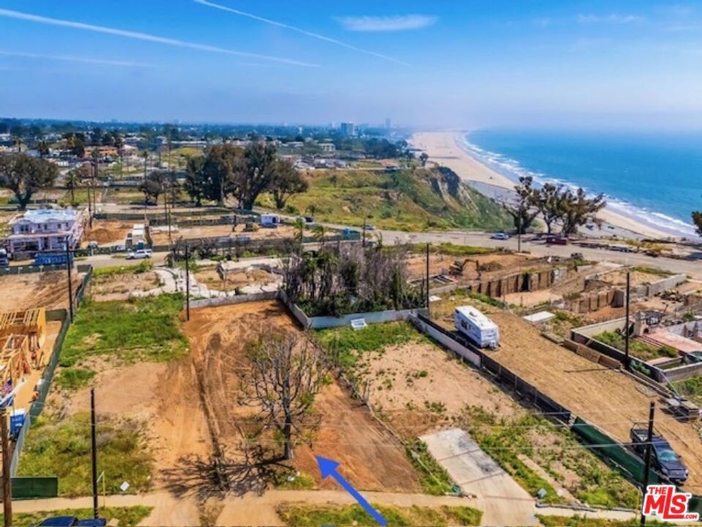 Image 3 of property listing at 332 Mount Holyoke Avenue, Pacific Palisades, CA 90272