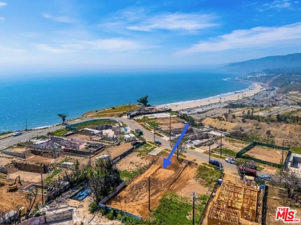 Image 4 of property listing at 332 Mount Holyoke Avenue, Pacific Palisades, CA 90272