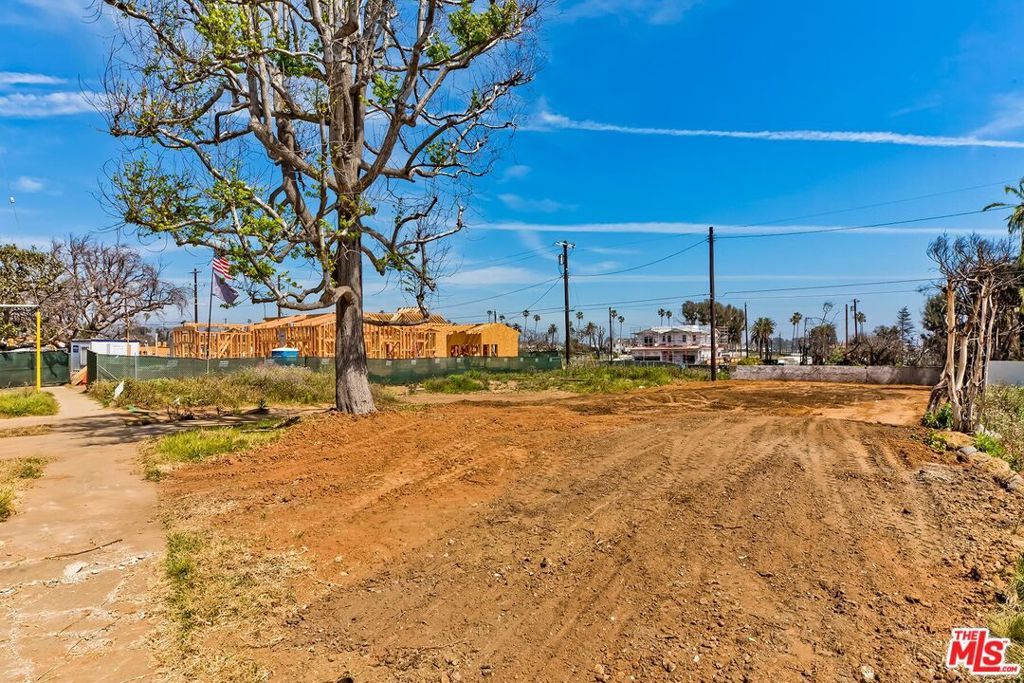 Image 7 of property listing at 332 Mount Holyoke Avenue, Pacific Palisades, CA 90272