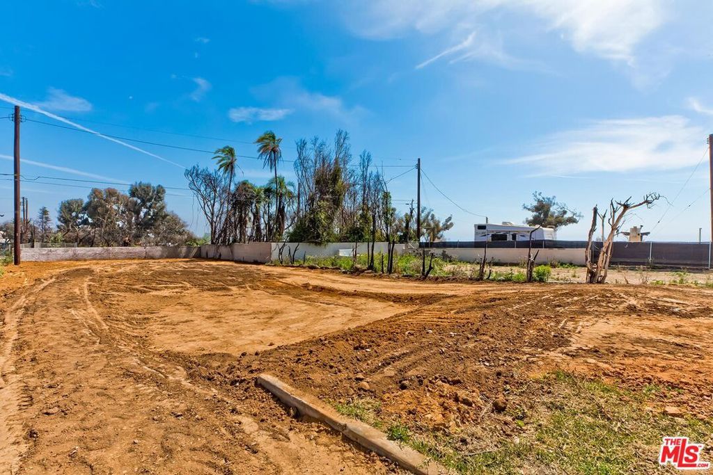 Image 8 of property listing at 332 Mount Holyoke Avenue, Pacific Palisades, CA 90272