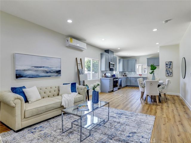 1050 W Chestnut Avenue, Santa Ana, CA 92703