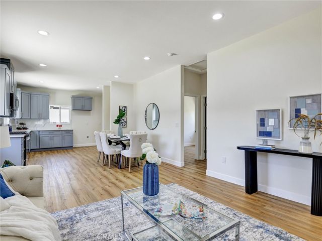 1050 W Chestnut Avenue, Santa Ana, CA 92703