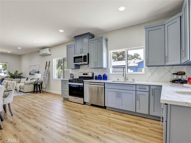 1050 W Chestnut Avenue, Santa Ana, CA 92703