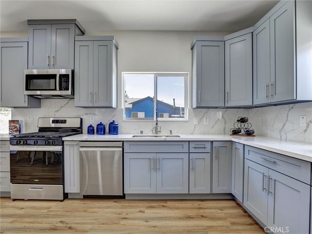 1050 W Chestnut Avenue, Santa Ana, CA 92703