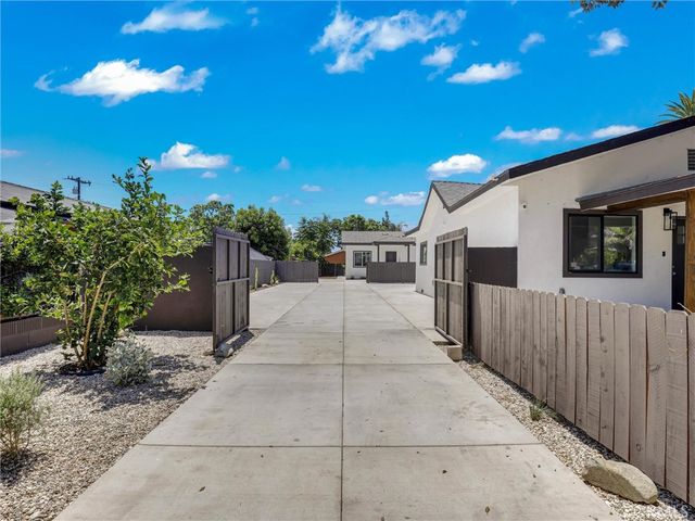 1050 W Chestnut Avenue, Santa Ana, CA 92703