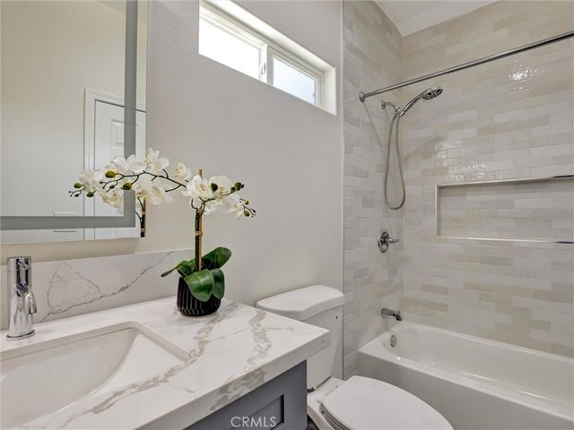 1050 W Chestnut Avenue, Santa Ana, CA 92703