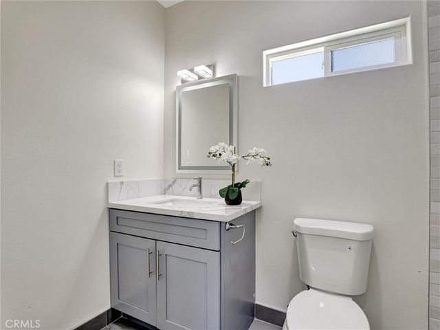 1050 W Chestnut Avenue, Santa Ana, CA 92703
