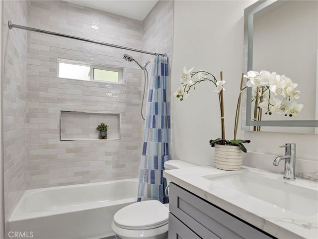 1050 W Chestnut Avenue, Santa Ana, CA 92703