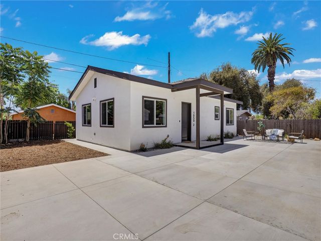 1050 W Chestnut Avenue, Santa Ana, CA 92703
