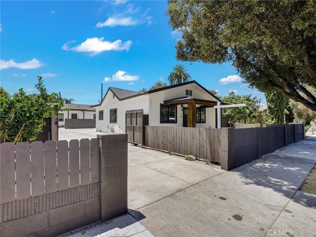 1050 W Chestnut Avenue, Santa Ana, CA 92703