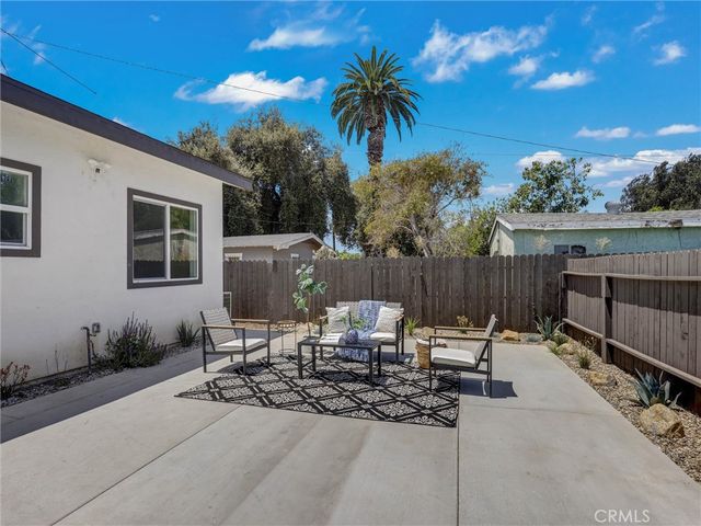 1050 W Chestnut Avenue, Santa Ana, CA 92703