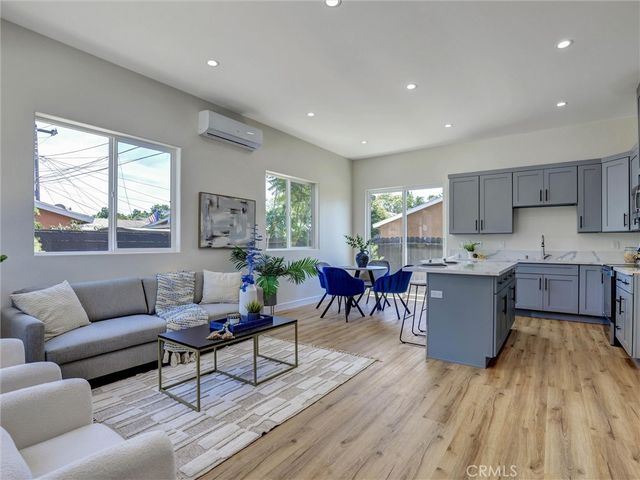1050 W Chestnut Avenue, Santa Ana, CA 92703