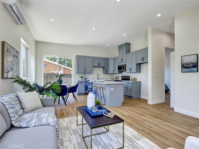 1050 W Chestnut Avenue, Santa Ana, CA 92703