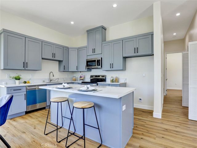 1050 W Chestnut Avenue, Santa Ana, CA 92703