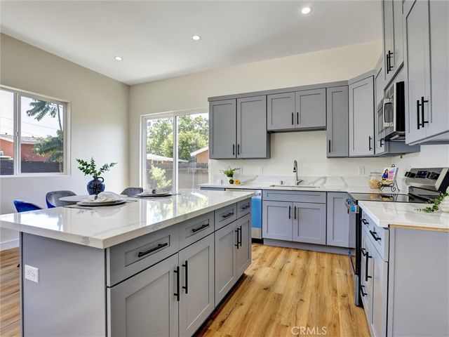 1050 W Chestnut Avenue, Santa Ana, CA 92703