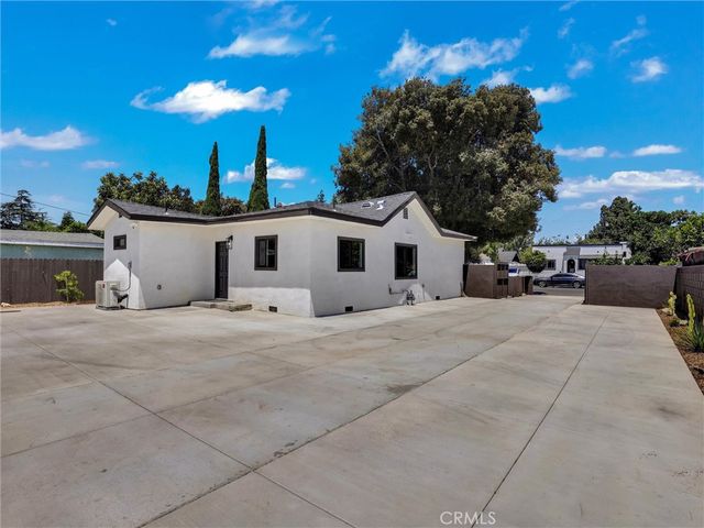 1050 W Chestnut Avenue, Santa Ana, CA 92703
