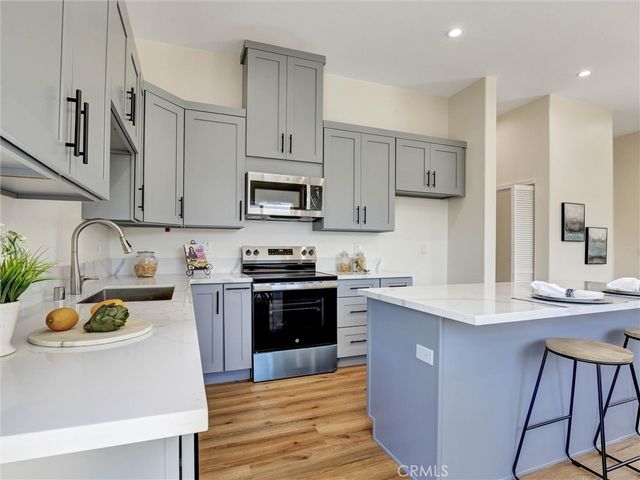 1050 W Chestnut Avenue, Santa Ana, CA 92703