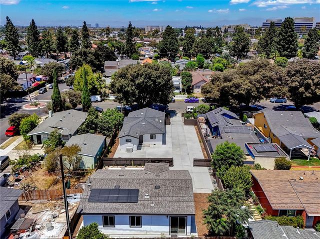1050 W Chestnut Avenue, Santa Ana, CA 92703