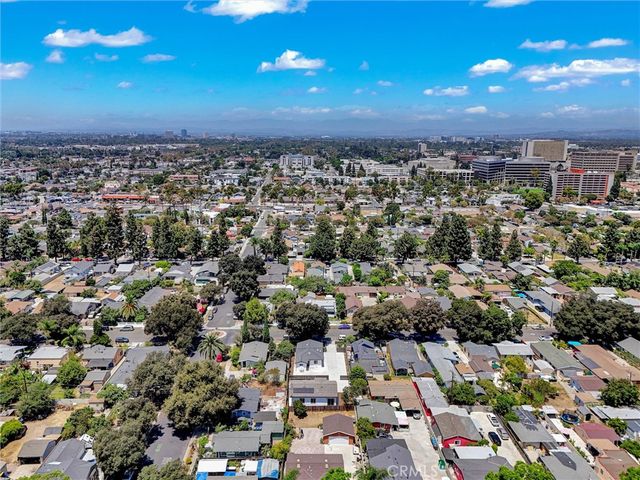 1050 W Chestnut Avenue, Santa Ana, CA 92703
